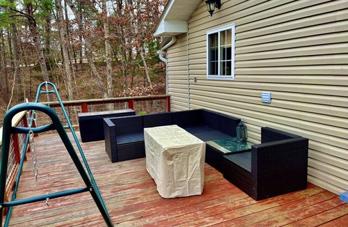 Eureka Springs Cottage | HOT TUB! Large deck, BBQ grill, fire pit & Arkansas Sunsets!