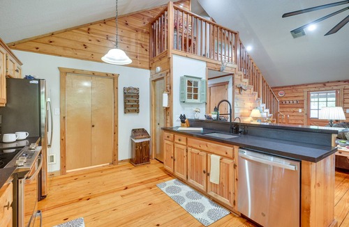 Cape Royale House | Hot Tub: Luxe Lake Livingston Cabin in Cape Royale