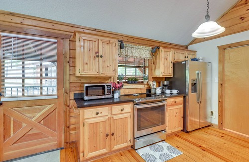 Cape Royale House | Hot Tub: Luxe Lake Livingston Cabin in Cape Royale