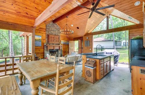 Cape Royale House | Hot Tub: Luxe Lake Livingston Cabin in Cape Royale