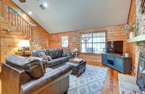 Cape Royale House | Hot Tub: Luxe Lake Livingston Cabin in Cape Royale