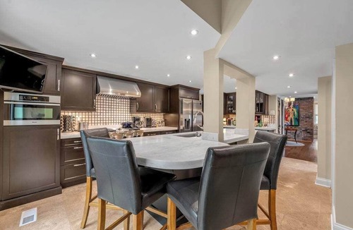 West Suburb House | Hot Tub | Luxury | Patio | Fire Pit | Downtown