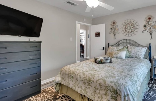 Porter House | Hot tub Mega Space Free Coffee Wifi Roku TV smart TV all bedrooms