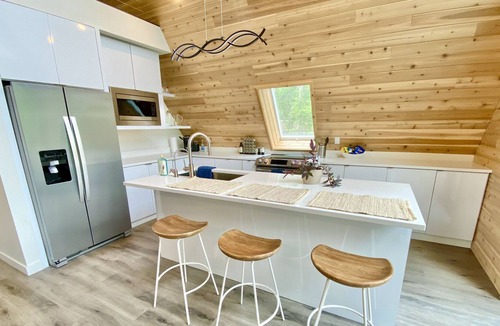 Malakoff Cabin | Hot tub! Modern A-Frame Cabin, Cedar Creek Lake