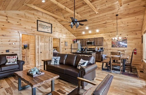 White Oak Lodge Cabin | Hot Tub, Mountain views, Pool & Resort Escape!