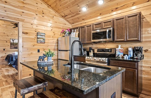 White Oak Lodge Cabin | Hot Tub, Mountain views, Pool & Resort Escape!