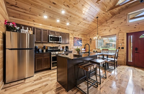 White Oak Lodge Cabin | Hot Tub, Mountain views, Pool & Resort Escape!