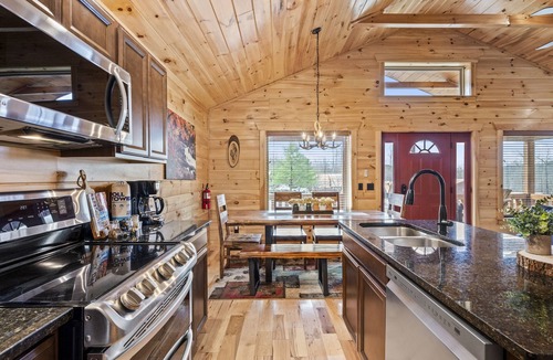 White Oak Lodge Cabin | Hot Tub, Mountain views, Pool & Resort Escape!