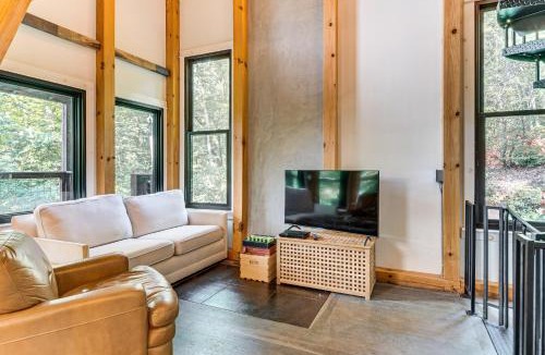 Old Fort House | Hot Tub & Mtn Views: Modern Old Fort Hideaway!