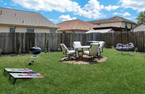 San Antonio House | Hot Tub Near Missions Park DT Yard BBQ Games