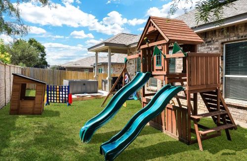 Medina Valley House | Hot Tub Near Sea World BBQ Yard Games Swing Set