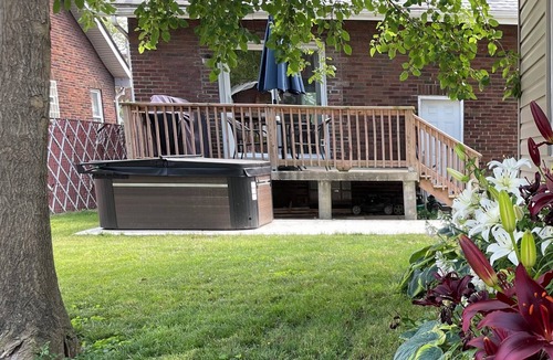 Tower Grove South House | ☆ Hot Tub ☆ New Renovated ☆ Massage Shower ☆Yard☆