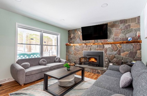 East Stroudsburg House | Hot Tub Nights & Ski | Game Room Fun & Firepit