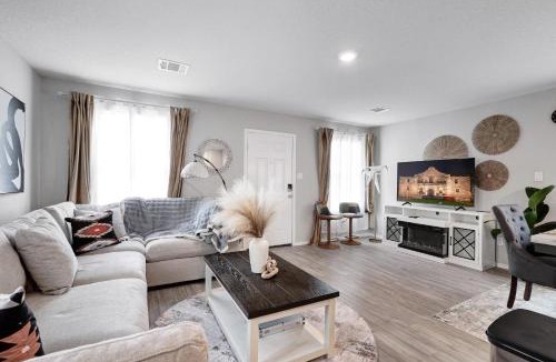 Southside House | Hot Tub Nr Missions Park Yard BBQ Shared Pool