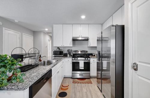 Southside House | Hot Tub Nr Missions Park Yard BBQ Shared Pool