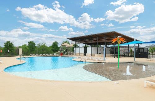 Southside House | Hot Tub Nr Missions Park Yard BBQ Shared Pool
