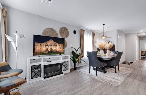 Southside House | Hot Tub Nr Missions Park | Yard BBQ Shared Pool