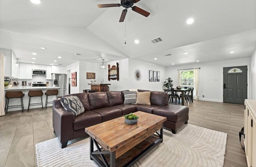 San Leanna House | Hot Tub|Office|3BRs|Private Yard|Pets Welcome