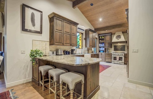 Broadmoor House | Hot tub, Outdoor dining, BBQ Grill, Fire pit & Gym