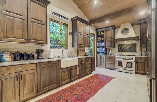 Broadmoor House | Hot tub, Outdoor dining, BBQ Grill, Fire pit & Gym