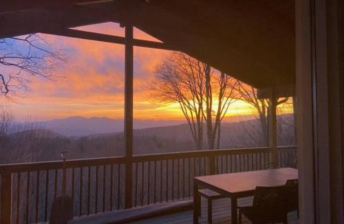 Beech Mountain Ski Chalet | Hot Tub, Panoramic Views, Deck, Firepit