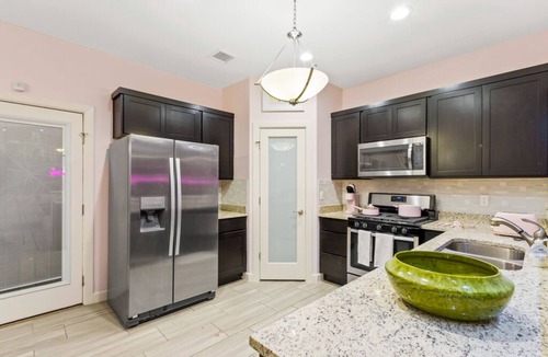 Biggs Field House | Hot Tub Paradise Pink house Experience 'Casa Rosa'