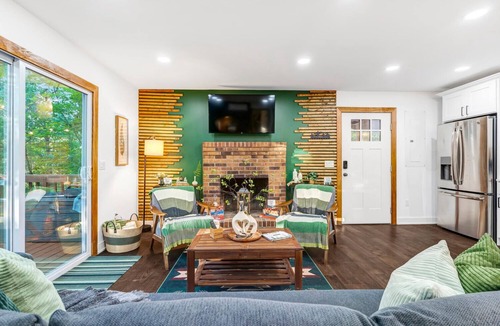 New Market Cabin | Hot tub Pet Friendly EV charger Firepit Secluded