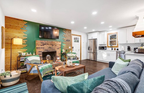 New Market Cabin | Hot tub Pet Friendly EV charger Firepit Secluded