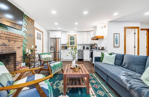 New Market Cabin | Hot tub Pet Friendly EV charger Firepit Secluded
