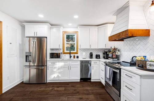 New Market Cabin | Hot tub Pet Friendly EV charger Firepit Secluded