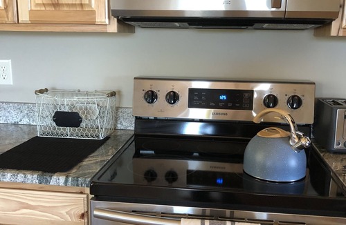 McHenry Cabin | Hot tub-petfriendly-firepit-pool table-bar-3+acres