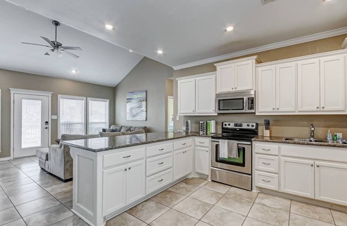 Crystal Beach Cottage | Hot Tub | Pets | Game Room | May & June Specials!
