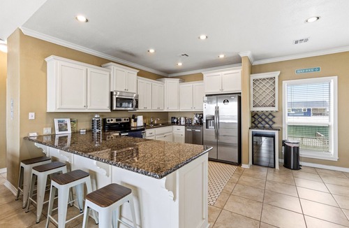 Crystal Beach Cottage | Hot Tub | Pets | Game Room | May & June Specials!