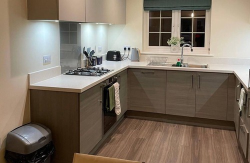 Willesborough House | Hot tub - Pets - Sleeps 7 - Garden - Parking