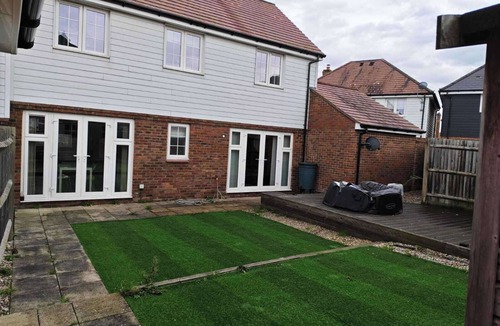 Willesborough House | Hot tub - Pets - Sleeps 7 - Garden - Parking