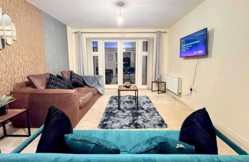 Willesborough House | Hot tub - Pets - Sleeps 7 - Garden - Parking