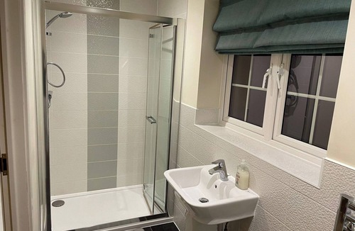 Willesborough House | Hot tub - Pets - Sleeps 7 - Garden - Parking