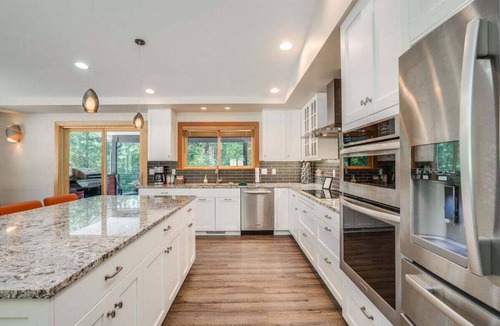 Leavenworth House | Hot Tub, Pickleball, Covered Deck at Remodeled Gem