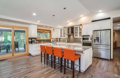 Leavenworth House | Hot Tub, Pickleball, Covered Deck at Remodeled Gem