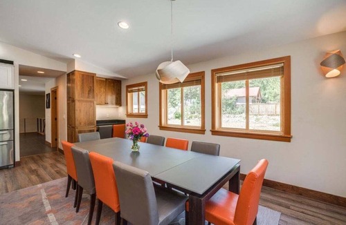 Leavenworth House | Hot Tub, Pickleball, Covered Deck at Remodeled Gem