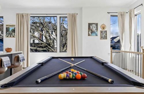 Hurwood Heights House | Hot Tub Poker Pool Table & Rooftop City MLS View