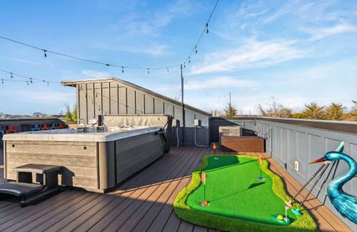 Hurwood Heights House | Hot Tub Poker Pool Table & Rooftop City MLS View