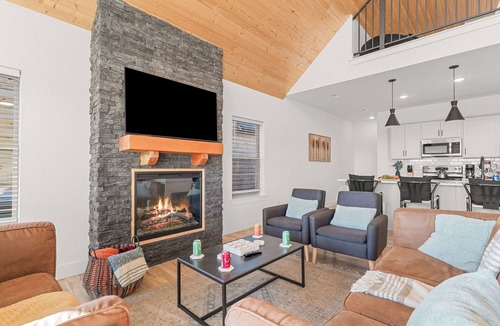 Table Rock Cabin | Hot Tub, Pool, Lake Views, King Beds - Sleeps 18