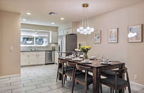 Franklin Park Apartment | Hot Tub | Pool | Outdoor Movie Lounge | Spa Shower