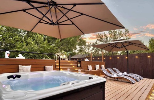 Franklin Park Apartment | Hot Tub | Pool | Outdoor Movie Lounge | Spa Shower
