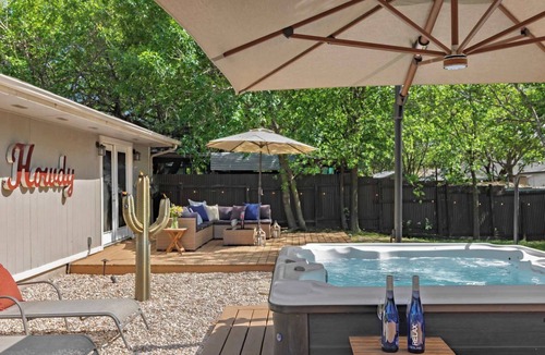 Franklin Park Apartment | Hot Tub | Pool | Outdoor Movie Lounge | Spa Shower