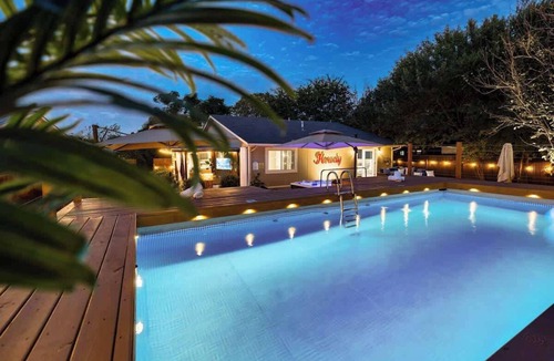 Franklin Park Apartment | Hot Tub | Pool | Outdoor Movie Lounge | Spa Shower