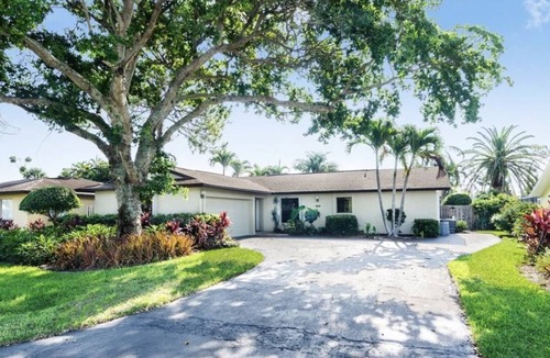 Big Cypress Golf and Country Club House | Hot tub/Pool over looking Golf course minutes To seagate and clam pass Beach