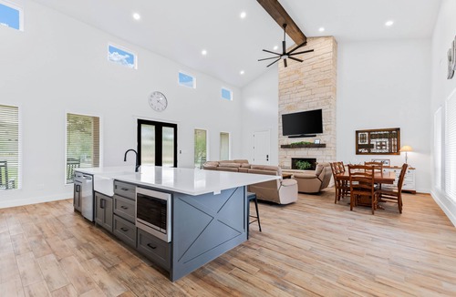 Sabinal House | Hot tub, pool, Sonos speaker system