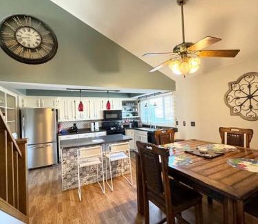 Wichita House | Hot Tub-Pool Table-Fire Pit! Great hang out place!